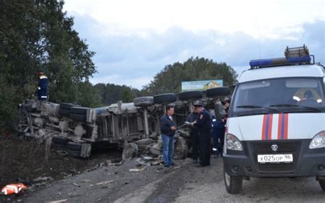 У Росії через тріснуте колесо вантажівка розчавила два авто загинули