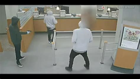 Police Hunt For 2 Bank Robbery Suspects Youtube