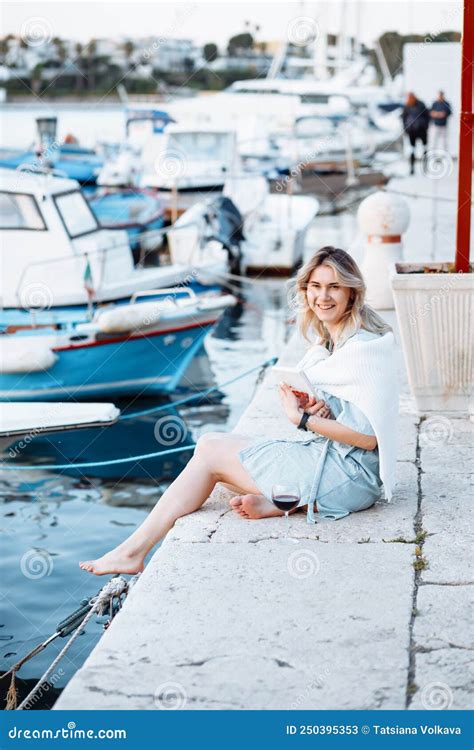 Vakantie Op Zee Het Glimlachen Van Blonde Relaxen Met Een Boek In Haar Handen Is Er Glas Wijn