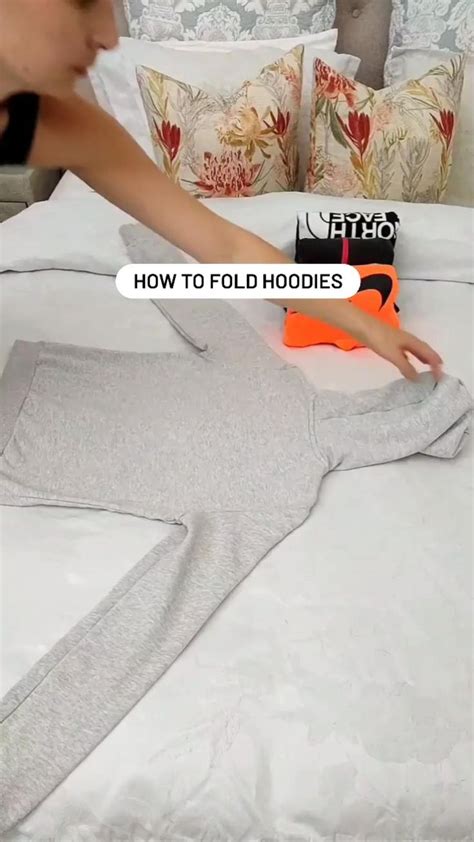 How to fold hoodies #homeorganization #folding #cleaninghacks | Kleidung falten, Wäsche falten ...