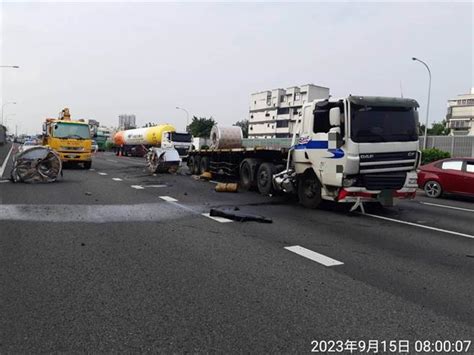 高雄拖板車撞車！數噸重「鋼捲」掉國道塞10公里 民眾趕上班抓狂 新聞 中時