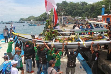 Foto Syukuran Nelayan Dan Petik Laut Pantai Sendang Biru Kabupaten Malang