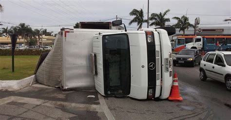 G1 Caminhão tomba no trecho urbano da BR 101 em Campos no RJ