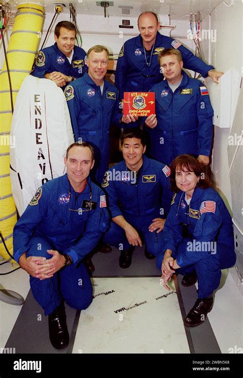 Kennedy Space Center Fla The Sts And Expedition Crews Pose