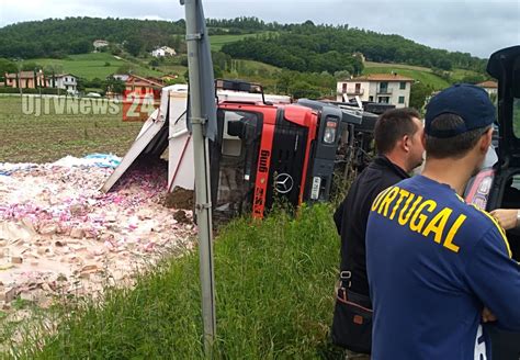 Camion Si Ribalta Tra Citt Di Castello E Lerchi Sabato Il Recupero