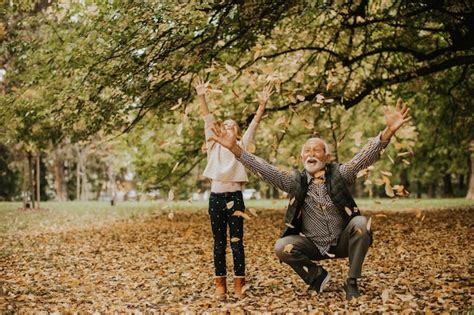 Grand P Re Passe Du Temps Avec Sa Petite Fille Dans Le Parc Le Jour De