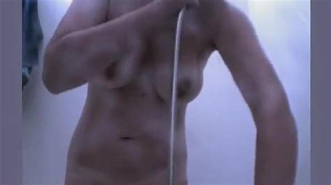 Mature lady showers in a beach cabin Vídeos Porno