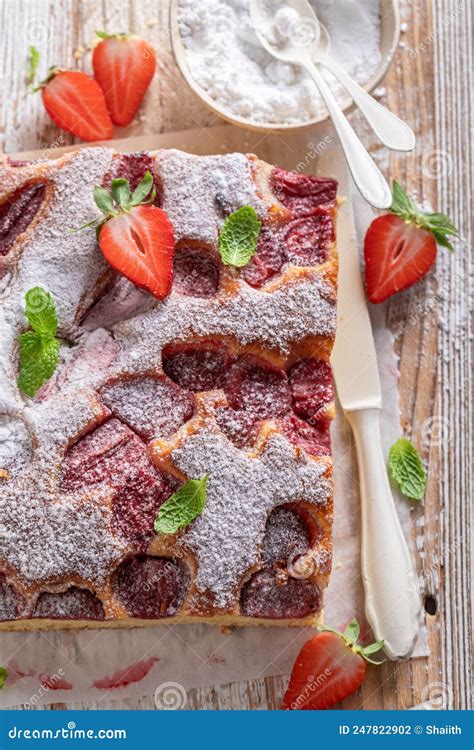 Tarta De Fresa Fresca Y Caliente Hecha De Frutas Y Menta Foto De