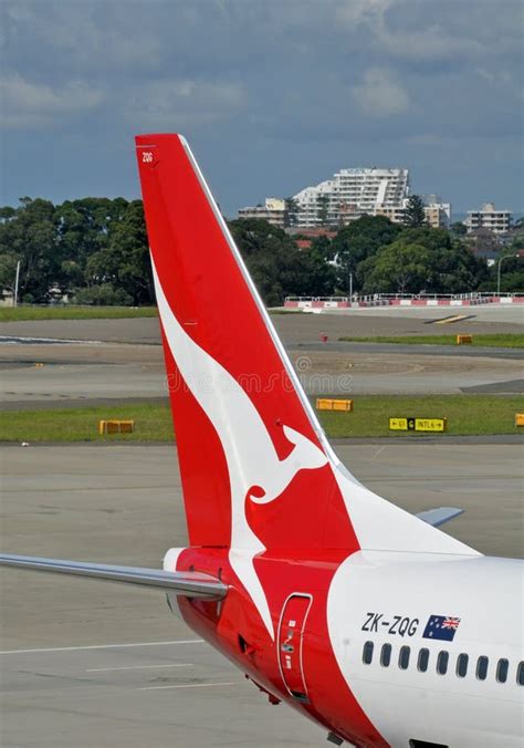 Queue Et Logo Davion De Qantas Chez Sydney International Airport Photo