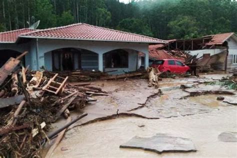 Vídeo Tragédia em Santa Catarina Temporal deixa 12 mortos e dezenas