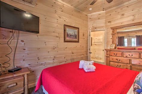 RUSTIC GATLINBURG GETAWAY WITH HOT TUB & KID'S LOFT! ::: GATLINBURG, TN ::: COMPARE RATES