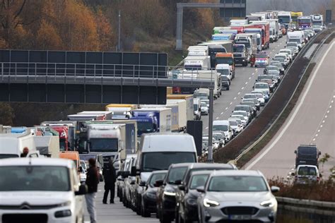 Mega Stau Auf A Nach Heftigem Crash Bei Hohenstein Ernstthal