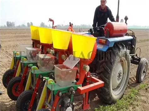 2022 Best Manual Corn Seed Planter Hand Push Corn Sowing Machine