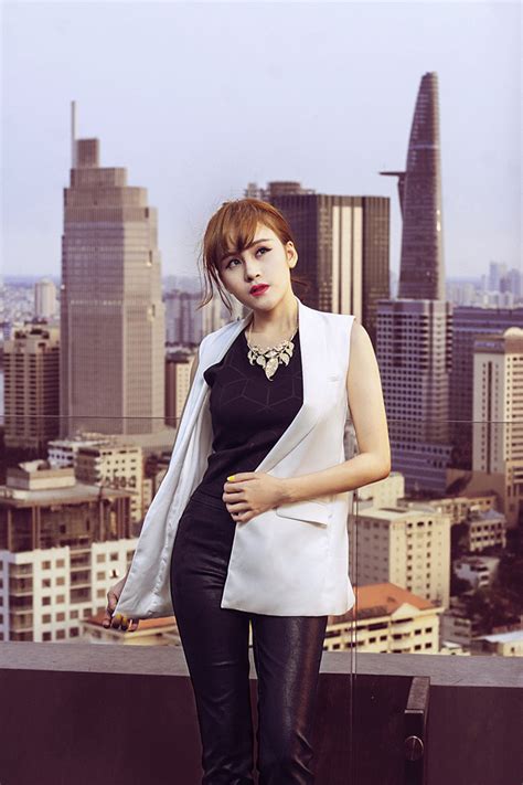 Hot girl Huyền Anh đổi gió với phong cách kín đáo