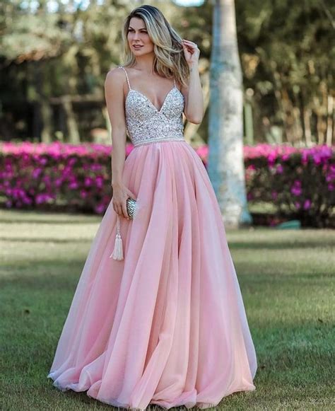 Confira esta seleção vestidos rosa bordados para formandas