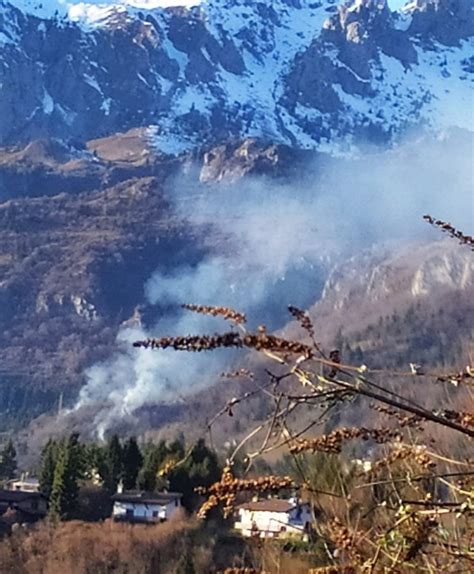 Castione Incendio Al Pascolo In Fumo Circa Duemila Metri Quadrati