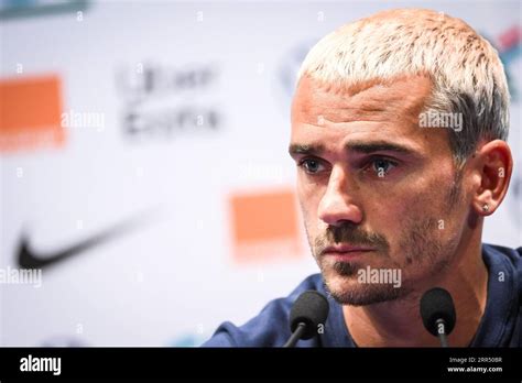 Antoine Griezmann De France Lors De La Conférence De Presse De Léquipe De France Avant Luefa