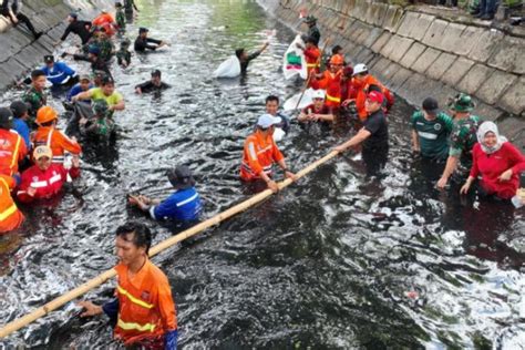 Antisipasi Banjir Danny Turun Bersihkan Sampah Di Kanal