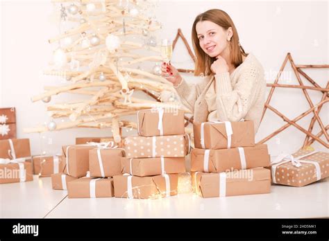 Jeune Belle Femme Blonde Luxueuse Tient Un Verre De Champagne Et C L Bre Le Nouvel An Souriant