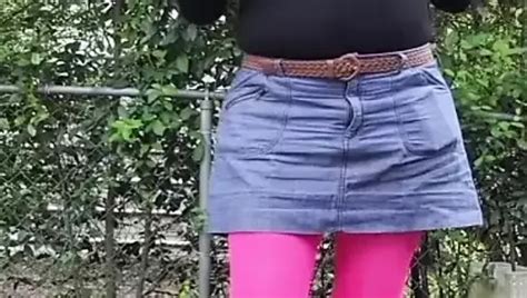 Transvestit In Strumpfhosen Minirock Und Trikot Lubed Und Masturbieren Beim Spielen Mit Dildo