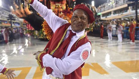 Unidos De Padre Miguel Seleciona Homens Negros Para Desfile