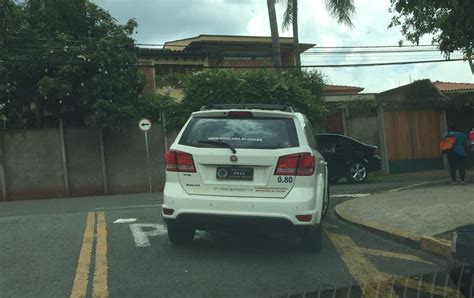 Foto Flagra Carro Oficial De Rio Claro Parado Em Local Proibido