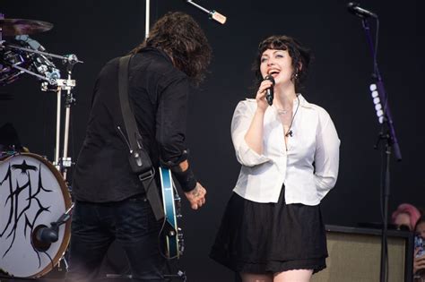 Dave Grohl's Daughter Violet Joins Him at Glastonbury 2023 | POPSUGAR ...