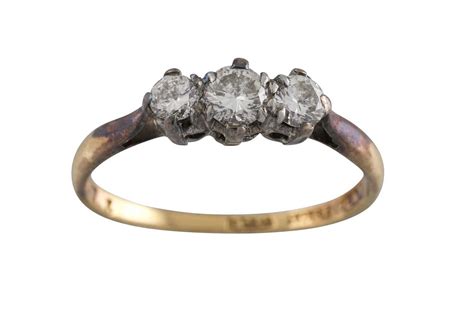 Lot 84 - A VINTAGE DIAMOND THREE STONE RING, the