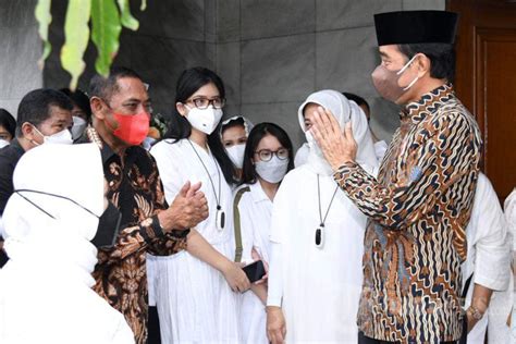 Presiden Jokowi Takziah Ke Rumah Duka Almarhum Pakdenya Foto