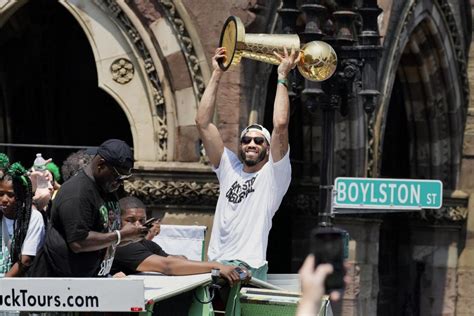 Cue The Duck Boats Boston Salutes Celtics Record Th Nba