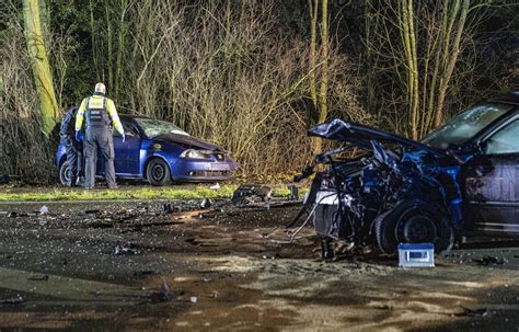 Unfall In Rheinberg Autofahrer Ger T In Gegenverkehr Ein Toter Zwei