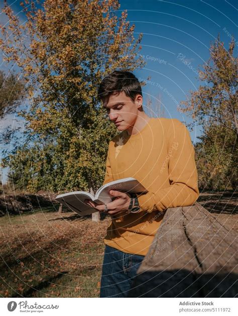 Mann Stehend Mit Buch Auf Holzbr Cke Ein Lizenzfreies Stock Foto Von