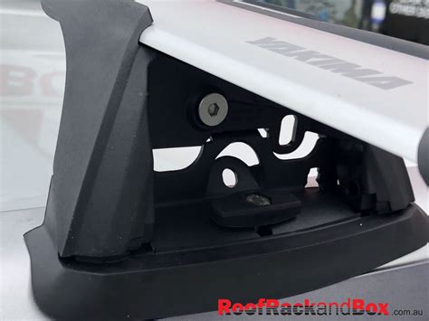 ISUZU MU-X Roof Rack Yakima Through Bar > Roof Rack and Box