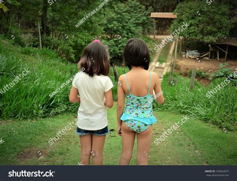 imágenes fotos de stock objetos en D y vectores sobre Little girl in bikini from behind