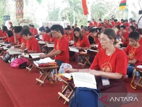 Ratusan Umat Buddha Gelar Doa Perdamaian Untuk Indonesia Dan Dunia Di