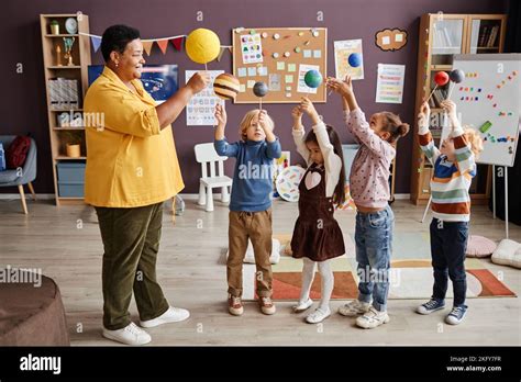 Professeur Mature D Cole Maternelle Et Groupe De Jeunes Enfants Avec Des Mod Les De Plan Te