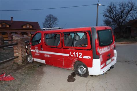 Foto Pijani Mu Karac Ukrao Vatrogasno Vozilo I Njime Se Zabio U Ogradu