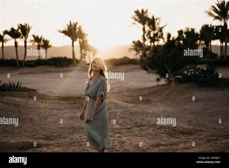 Jeune Femme Blonde Debout Sur La Plage Banque De Photographies Et D