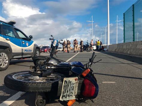 Motociclista morre após bater em mureta de proteção e poste em viaduto