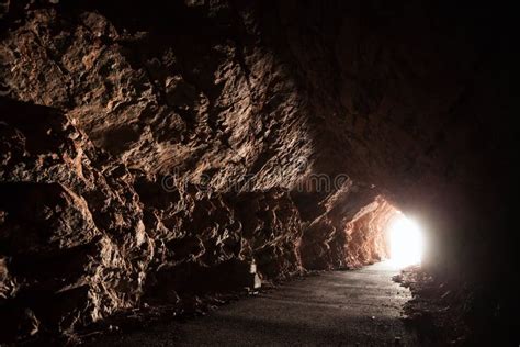 A Estrada Vazia Escura Atravessa A Caverna Foto De Stock Imagem De