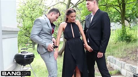 Eveline Dellai Chupa Y Folla Dos Pollas En Su Barbacoa XVIDEOS