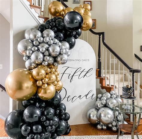 A Bunch Of Balloons That Are On Top Of A Table