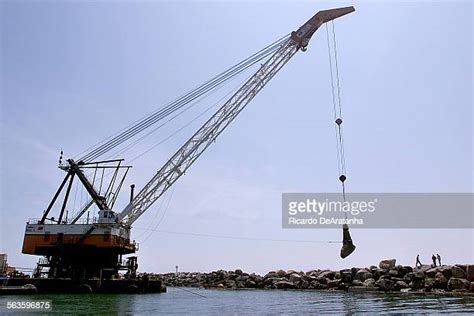 Floating Cranes Photos and Premium High Res Pictures - Getty Images