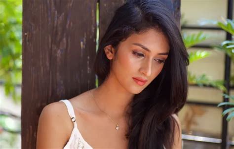 Girl Hot Sexy Eyes Smile Beautiful Figure Model