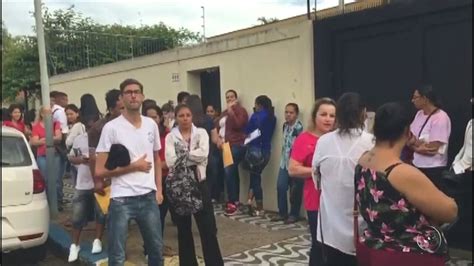 Mais De Mil Pessoas Formam Fila Em Busca De Emprego Em Rede De