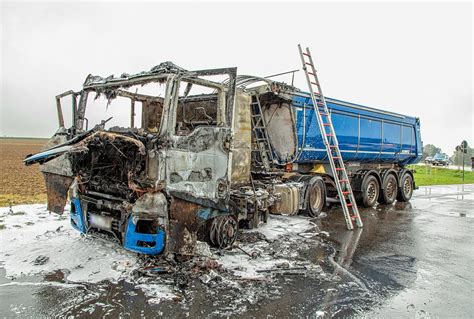 Vollsperrung Im Erzgebirge LKW Brennt Komplett Aus