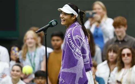 Emma Raducanu Delights Wimbledon Crowd With Dazzling Win Over Elise Mertens Yahoo Sports