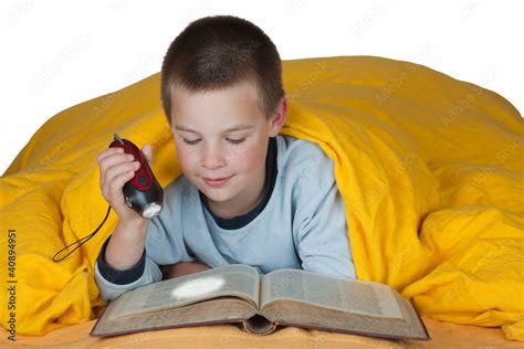 Kind Junge Im Bett Beim Lesen Mit Taschenlampe Stock Photo Adobe Stock