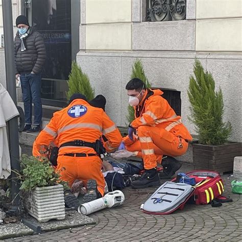 Melegnano Tragedia In Pieno Centro Un Uomo Di Anni Si Accascia E