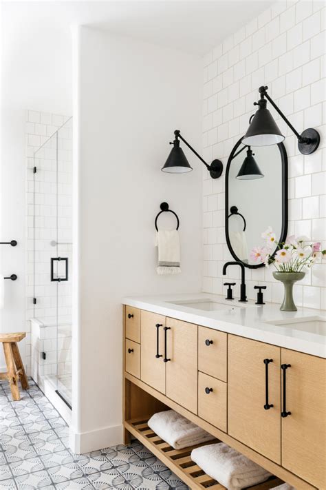 Timeless White Bathroom Tiles Современный Ванная комната